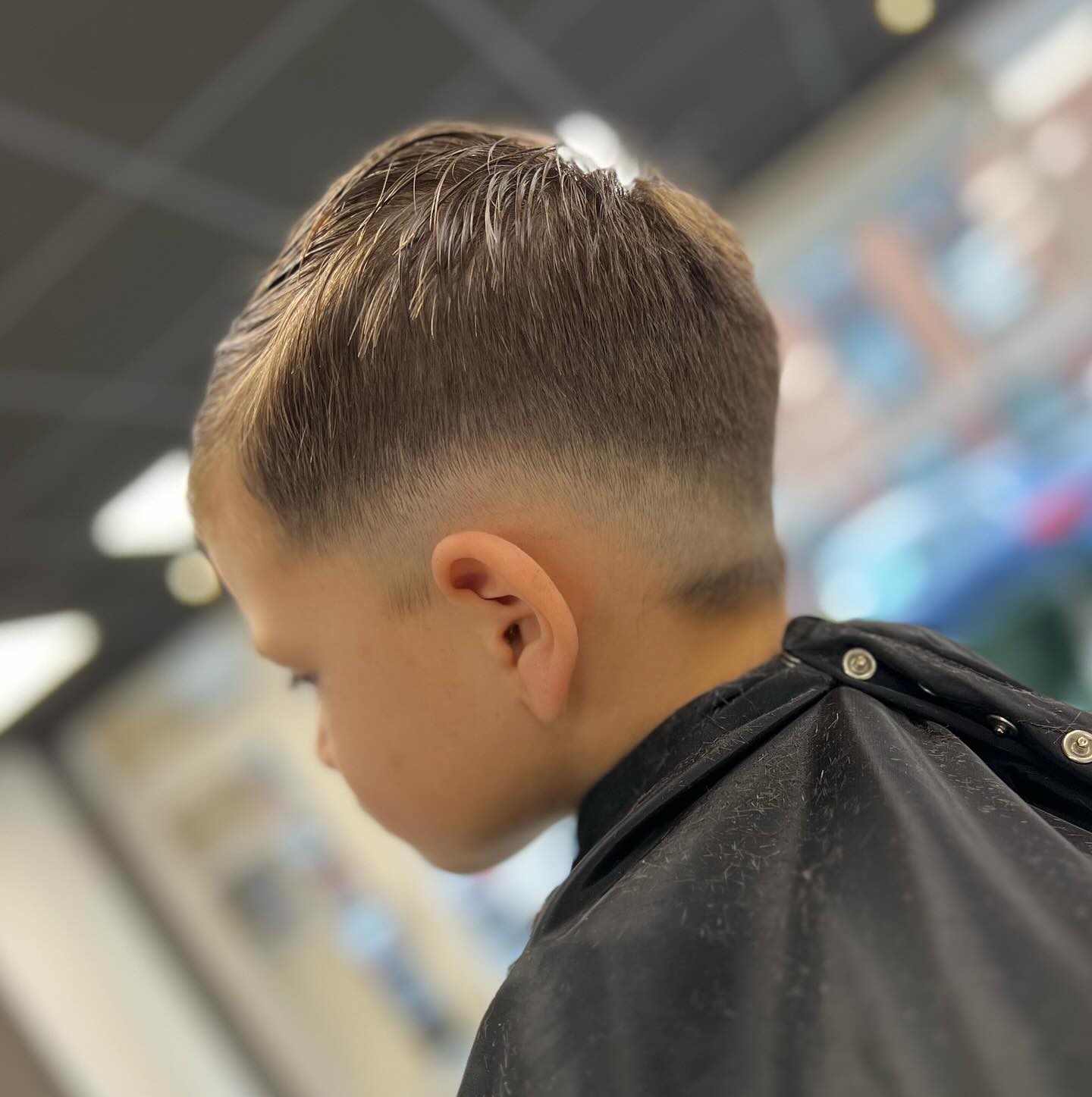 Dezelfde jongen schuin van voren, fade met zijscheiding